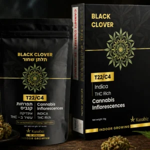 זן הקנאביס הרפואי תלתן שחור (Black Clover) - תפרחות קנאביס רפואי אינדיקה באריזה שחורה על רקע כהה עם עלי קנאביס.