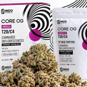 אריזת Core OG של INDO Cannabis Art לצד שקית ותפרחות קנאביס במרכז - סקירת זן Core OG