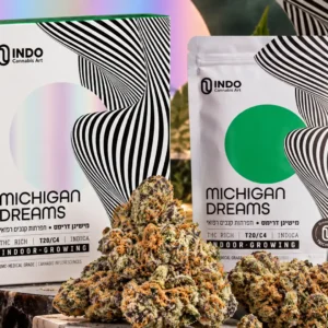 אריזת המוצר Michigan Dreams, שקית ותפרחות קנאביס רפואי עם דובדבנים ברקע